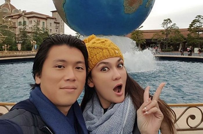 Luna Maya dan Reino Barrack