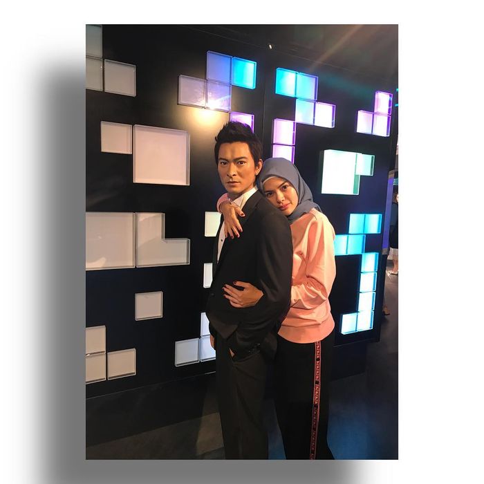 Nikita Mirzani memeluk patung lilin Andy Lau - instagram.com/nikitamirzanimawardi_17