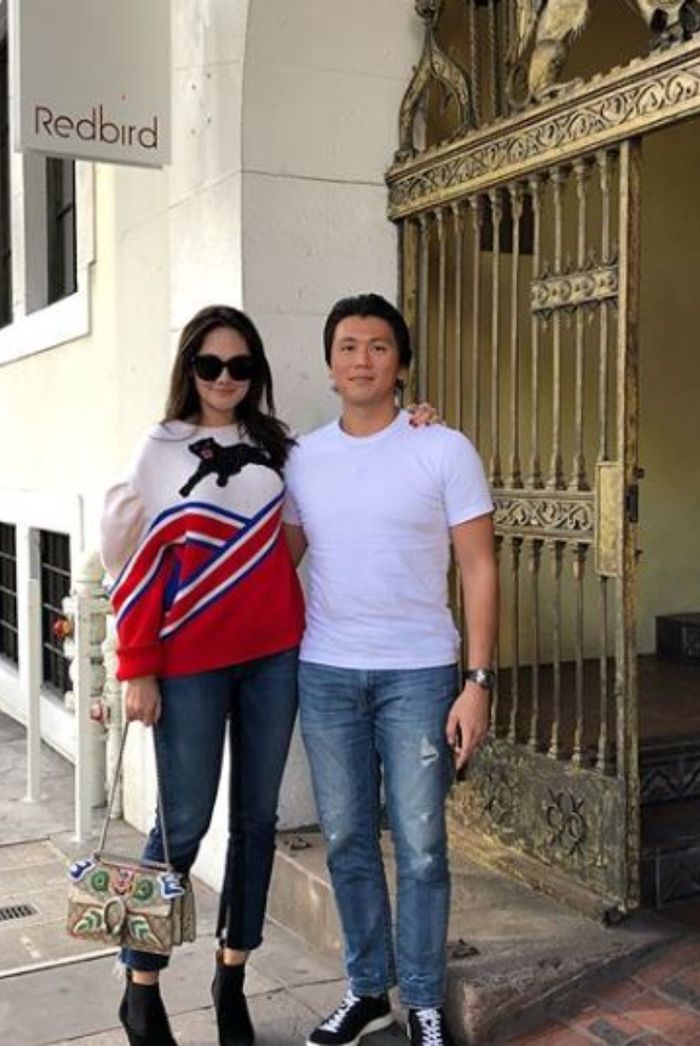 Luna Maya tampil kasual kenakan skinny jeans dan sweat shirt - instagram @lunamaya