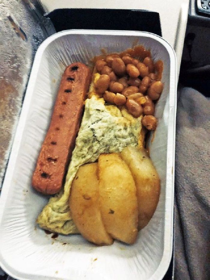 Kecewa Berat! Naik Pesawat dengan Tiket Rp46,5 Juta, Pria Ini Malah Disuguhi Makanan yang Membuatnya Mual!