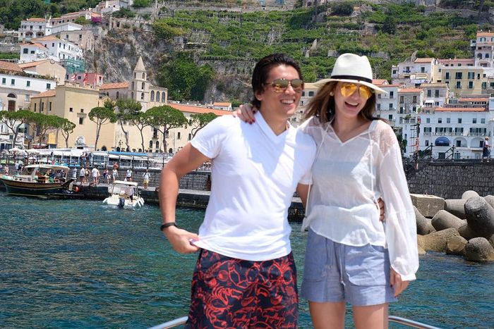 Luna Maya tampil santai kenakan blue short pants dan white ruffled top - instagram @lunamaya