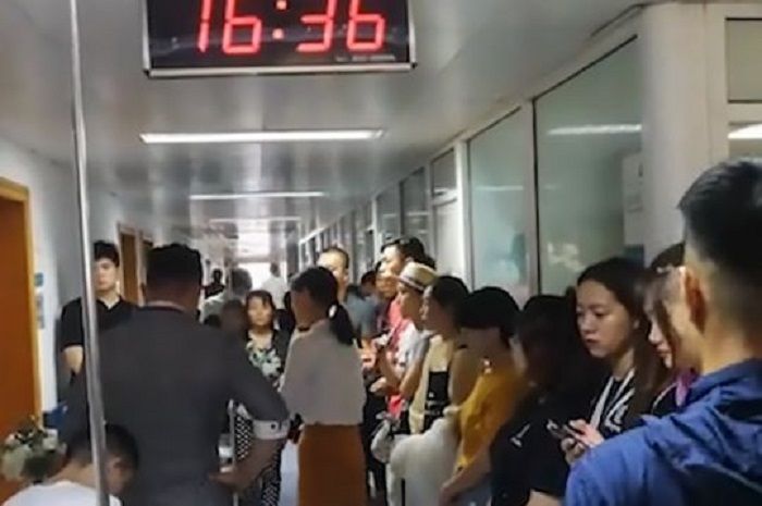 Para tamu undangan yang menunggu di luar kamar Xiao Hui
