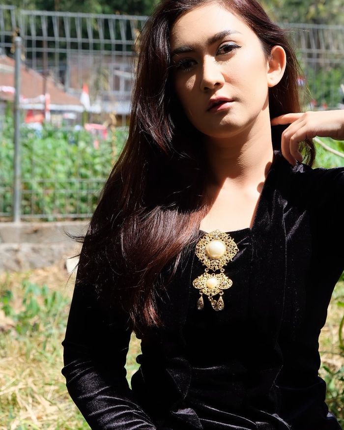 Penampilan elegan Nafa Urbach dalam balutan evening dress 
