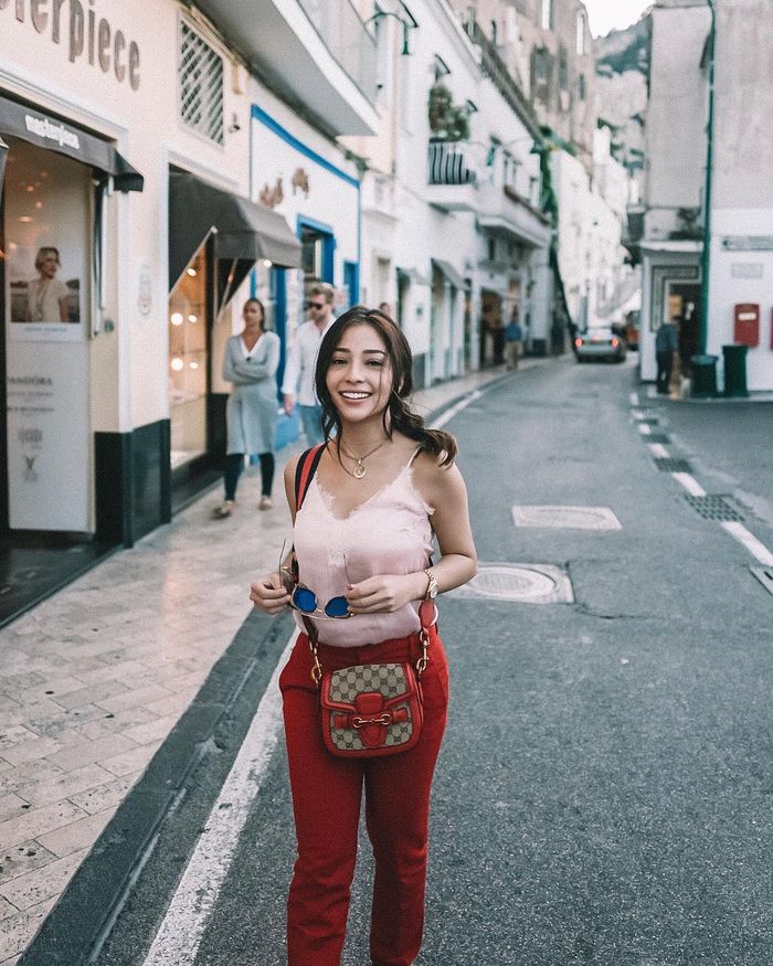 Street Style Nikita Willy dengan nuansa merah dan pink.