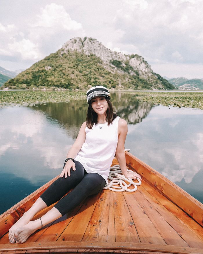 Nikita Willy tampil simpel dengan outfit monokrom