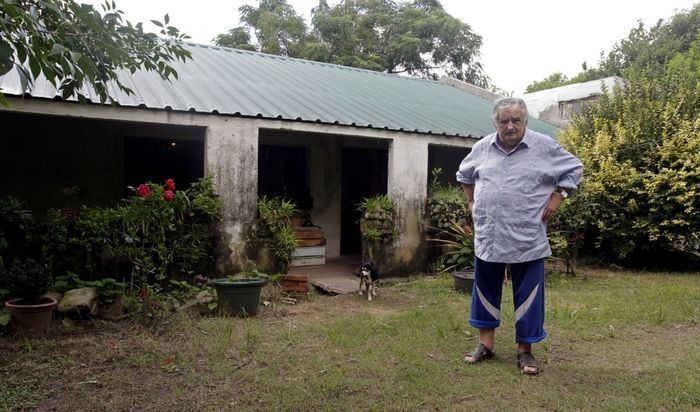 Jose Mujica berpose di depan rumah peternakannya.