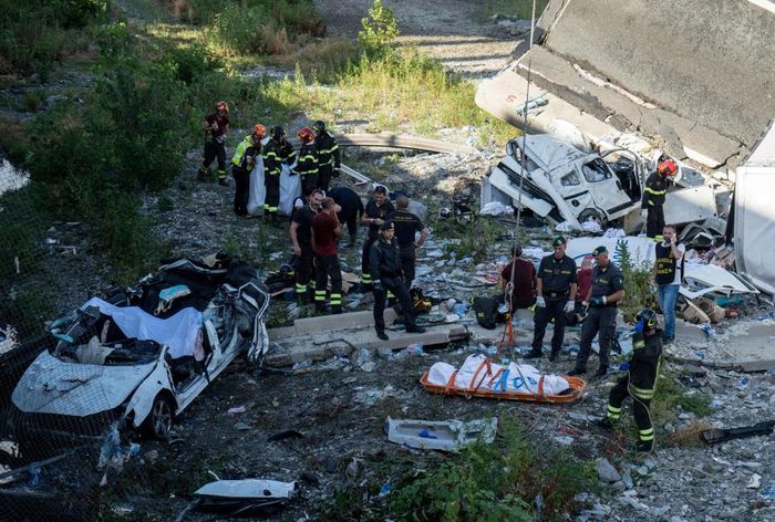 Kondisi jembatan Morandi setelah runtuh.