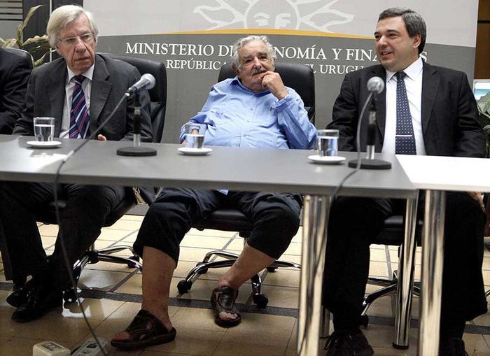 Mujica santai memakai sandal saat melantik menterinya.