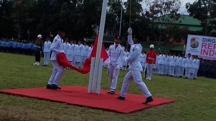 Paskibra melaksanakan pengibaran bendera Merah Putih pada Upacara peringatan HUT Proklamasi Kemerdekaan RI ke-72, di Lapangan Bakti, Kecamatan Rantepao, Toraja Utara, Kamis (17/8/2017).