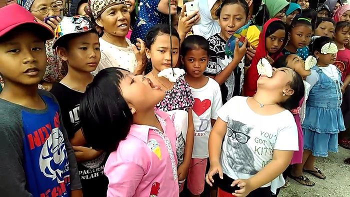 Lomba makan kerupuk.