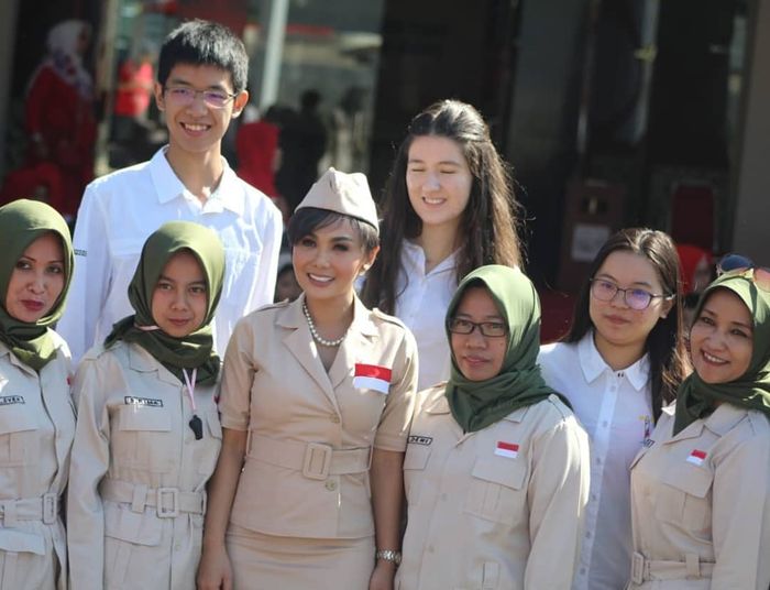 Yuni Shara mengikuti upacara bendera di Kota Batu - instagram.com/cahayapermataabadi