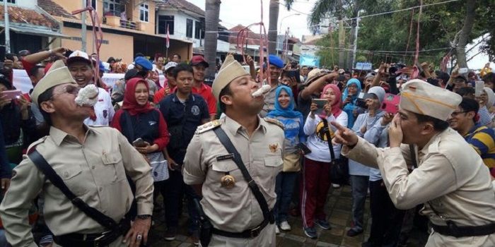Lomba makan kerupuk.