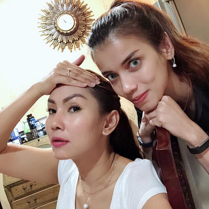 Kedekatan Kalina Ocktaranny dengan Sabrina Chairunnisa, kekasih Deddy Corbuzier.
Sebagaimana diketahui, Sabrina Cha
