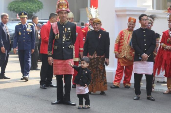 Jan Ethes lambaikan tangan pada wartawan - Warta Kota/Alex Suban