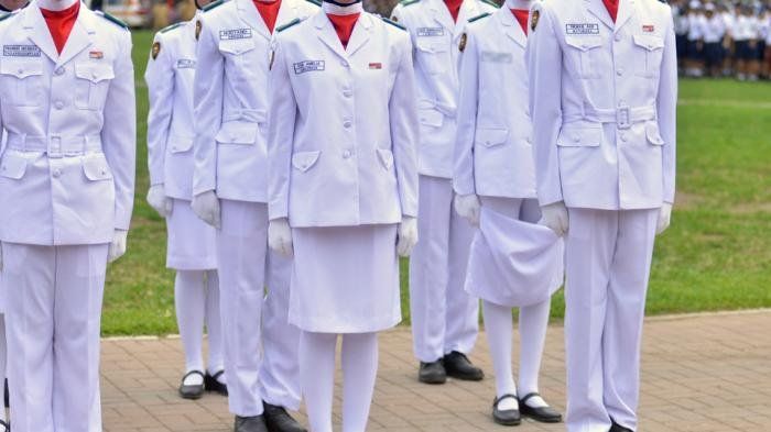 Rok salah satu petugas upacara melorot
