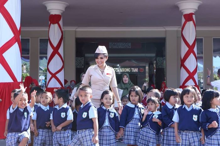 Yuni Shara Rayakan Kemerdekaan dengan Siswa PAUDnya - instagram.com/cahayapermataabadi