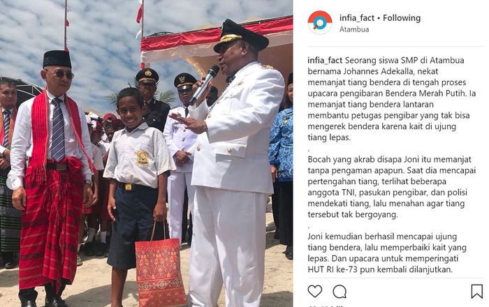 Johannes Adekalla, remaja SMP di Atambua, NTT, nekat memanjat tiang bendera saat upacara 17 Agustus di Atambua, NTT.