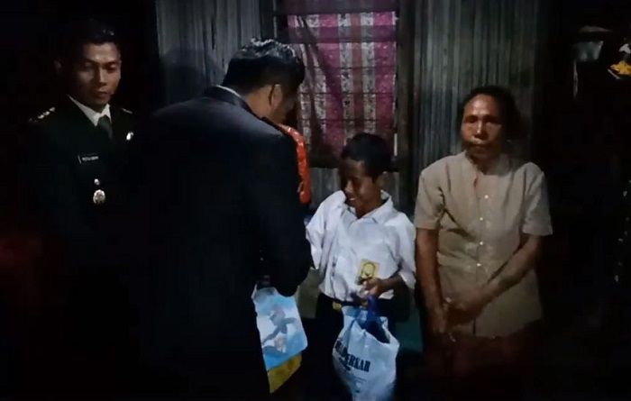 Joni kebanjiran hadiah