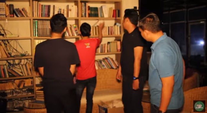 Buku di perpustakaan ini sering jatuh sendiri