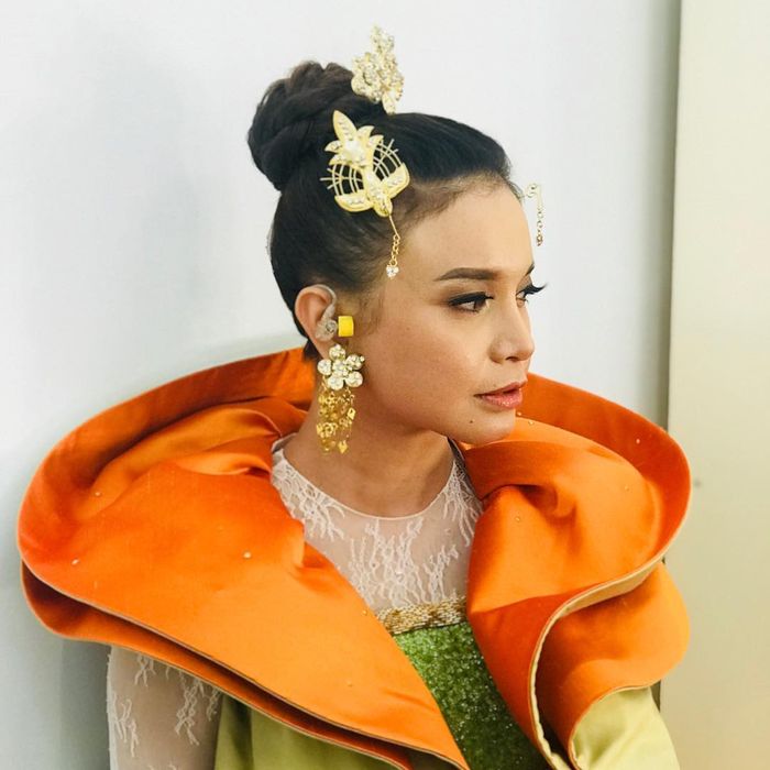 Rossa tampak playful dengan nuansa oranye dan hijau