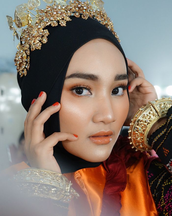 Fatin tampil fresh dengan riasan nuansa bronzy