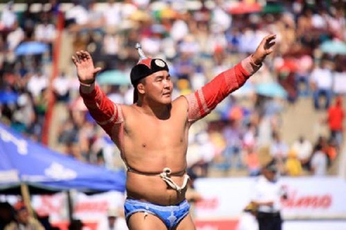Kostum kebanggaan gulat Mongolia.