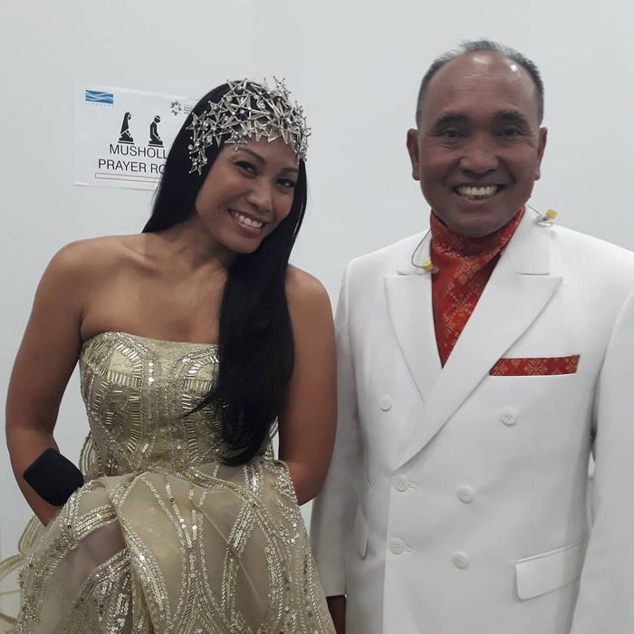 Anggun tampak stunning dengan headpiece taburan bintang