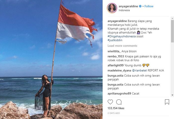 Anya Geraldine berpose dengan bendera robek