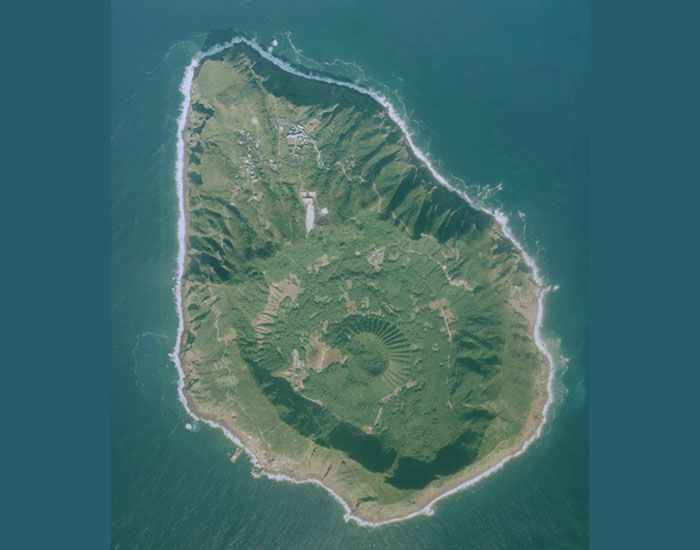 Dari atas, Pulau Aogashima terlihat cekung seperti wajan.