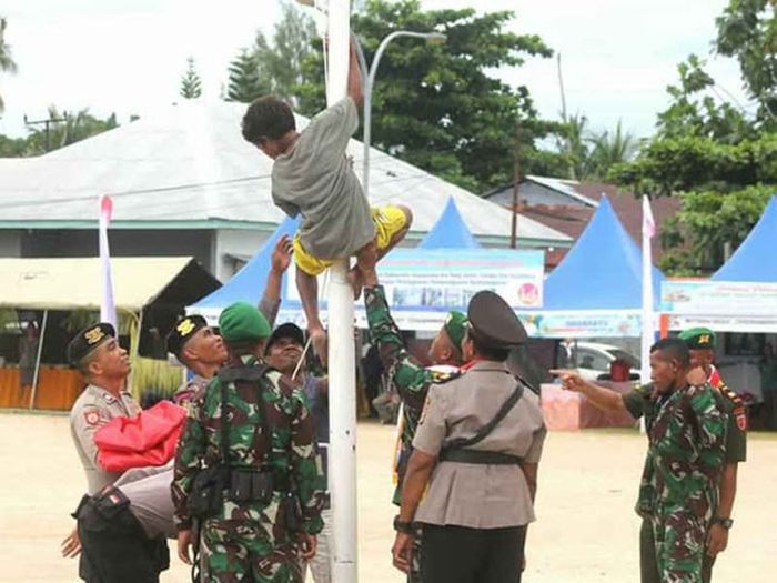 Bocah panjat tiang bendera