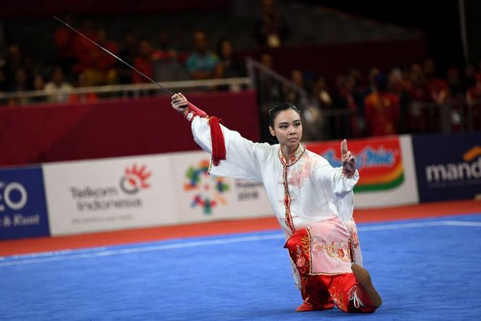 Atlet Indonesia Lindswell beraksi pada nomor Taijijian Putri Wushu Asian Games 2018 di JIExpo, Kem