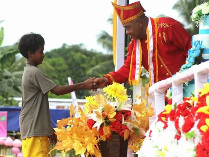 Bocah yang panjat tiang bendera