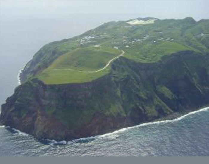 Pulau Aogashima dikelilingi oleh dinding yang tebal dan terjal. Pulau ini tak memiliki pantai dan teluk.