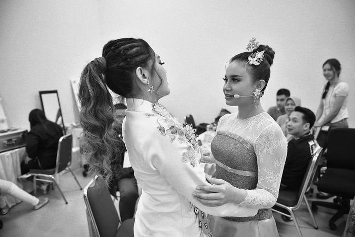 Via Vallen dan Rossa saling menyemangati satu sama lain.