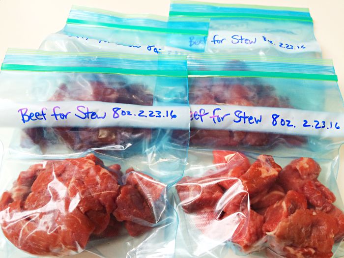 masukkan daging dalam wadah kedap udara
