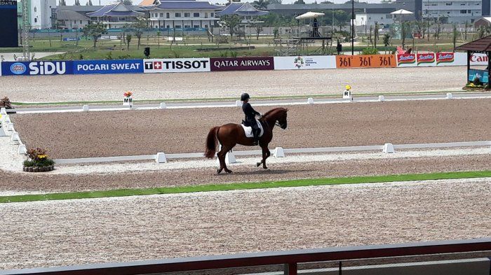 Seorang atlet kuda sedang mencoba lintasan Equestrian Park Pulomas (JIEPP), Jakarta Timur, Selasa (21/8/2018)