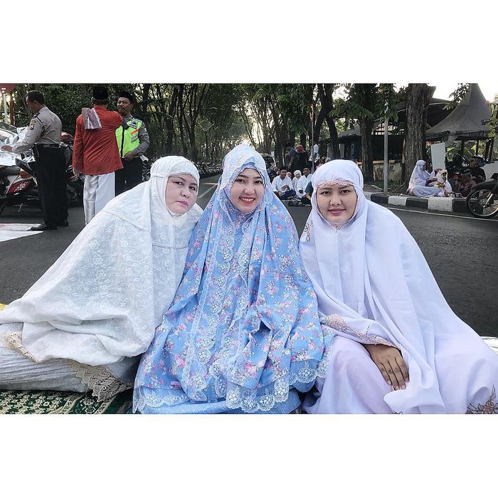 Via Vallen kenakan mukena motif floral