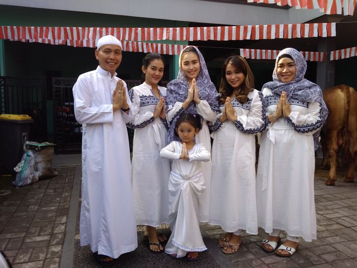 Ayu Ting Ting bersama keluarganya saat ditemui Grid.ID di kediamannya kawasan Tole Iskandar, Depok, - Rissa Indrasty/Grid.ID