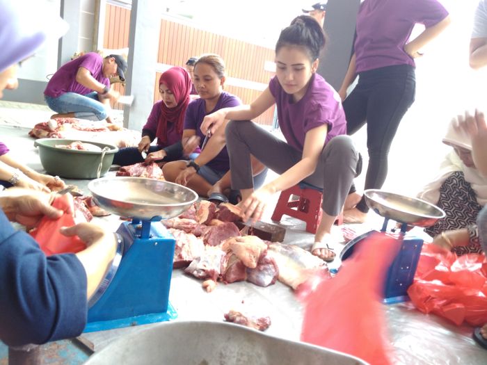 Ayu Ting Ting membantu proses pemotongan daging kurban di rumahnya, di kawasan Depok, Jawa Barat, Rabu (22/8/2018)