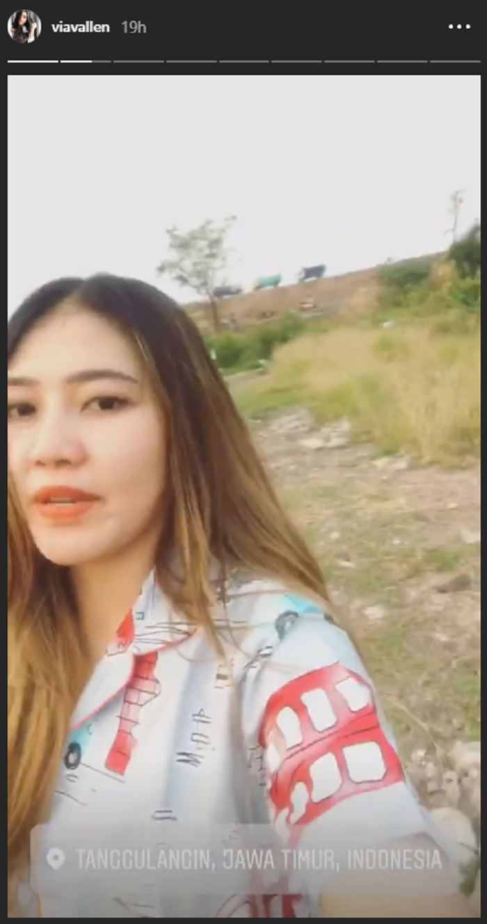 via vallen menunjukkan tanggul lumpur sidoarjo