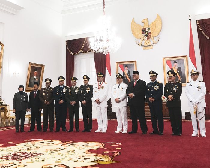Para pejabat berfoto resmi