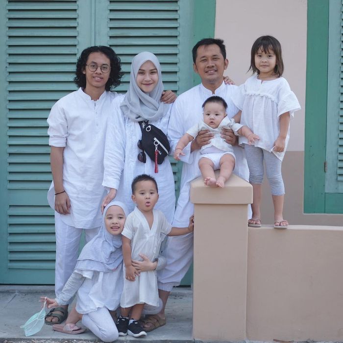 Foto keluarga Zaskia Mecca dan Hanung Bramantya