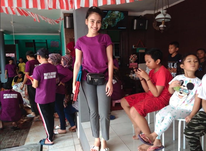 Gaya Ayu Ting Ting Saat Bantu Sembelih daging kurban - Rissa Indrasty/Grid.ID
