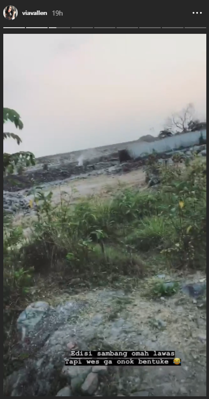 via menunjukkan lokasi rumahnya yang sudah rata dengan tanah
