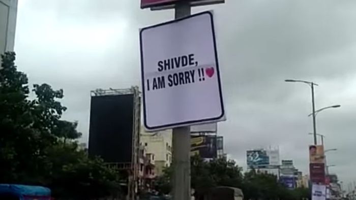 Poster juga dipasang di tiang lampu jalanan.