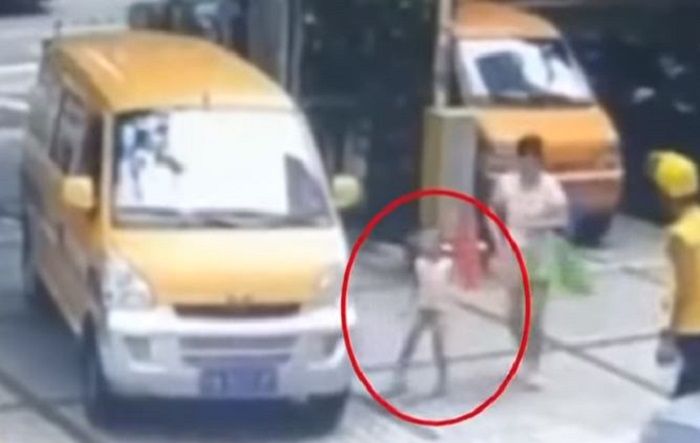 Wanita dorong anak agar tertabrak.