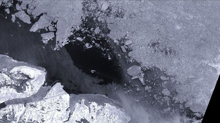 Pecahan es di Arktika yang diambil oleh citra satelit NASA