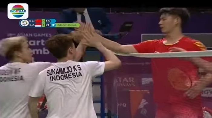 Kevin dan Marcus bersalaman dengan lawan - vidio.com