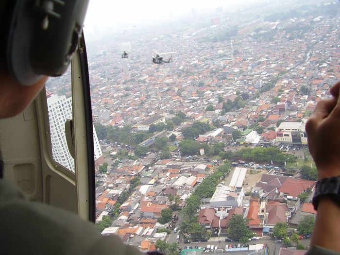 Bell-412 TNI AD terbang di atas Jakarta 
