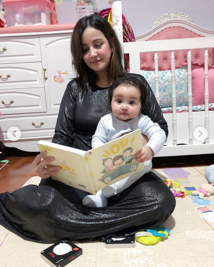Baby Kylie saat membaca buku dengan sang mama